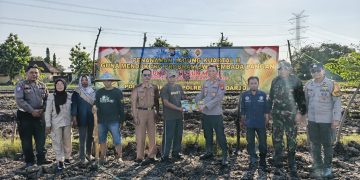 Kapolsek Wonoayu bersama Gapoktan Tanam Jagung Kuartal II
