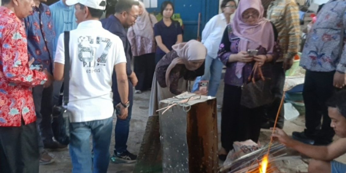 Empat Doktor Malaysia dan Tim Unair Kunjungi Kerajinan Manik-manik Desa Plumbon Gambang Jombang