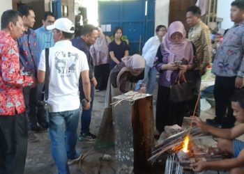 Empat Doktor Malaysia dan Tim Unair Kunjungi Kerajinan Manik-manik Desa Plumbon Gambang Jombang
