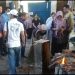 Empat Doktor Malaysia dan Tim Unair Kunjungi Kerajinan Manik-manik Desa Plumbon Gambang Jombang