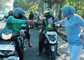 Jumat Berkah, Wabup Sidoarjo Mimik Idayana Bagikan 300 Nasi Bungkus kepada Pengguna Jalan di Gading Fajar dan Pondok Jati