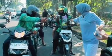 Jumat Berkah, Wabup Sidoarjo Mimik Idayana Bagikan 300 Nasi Bungkus kepada Pengguna Jalan di Gading Fajar dan Pondok Jati