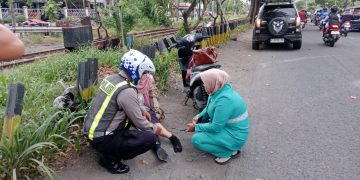 Polisi Sigap Evakuasi Korban Kecelakaan di Jalan Raya Mangundiprojo Buduran