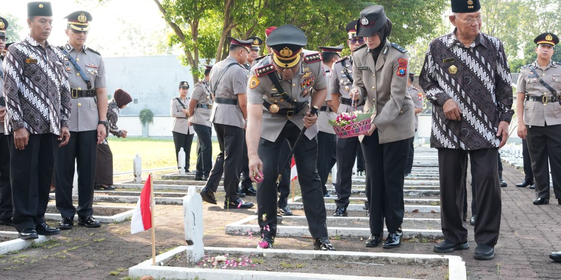 Jelang Hari Bhayangkara ke-80, Polresta Sidoarjo Ziarah dan Tabur Bunga di Makam Pahlawan