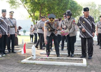 Jelang Hari Bhayangkara ke-80, Polresta Sidoarjo Ziarah dan Tabur Bunga di Makam Pahlawan