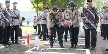 Jelang Hari Bhayangkara ke-80, Polresta Sidoarjo Ziarah dan Tabur Bunga di Makam Pahlawan