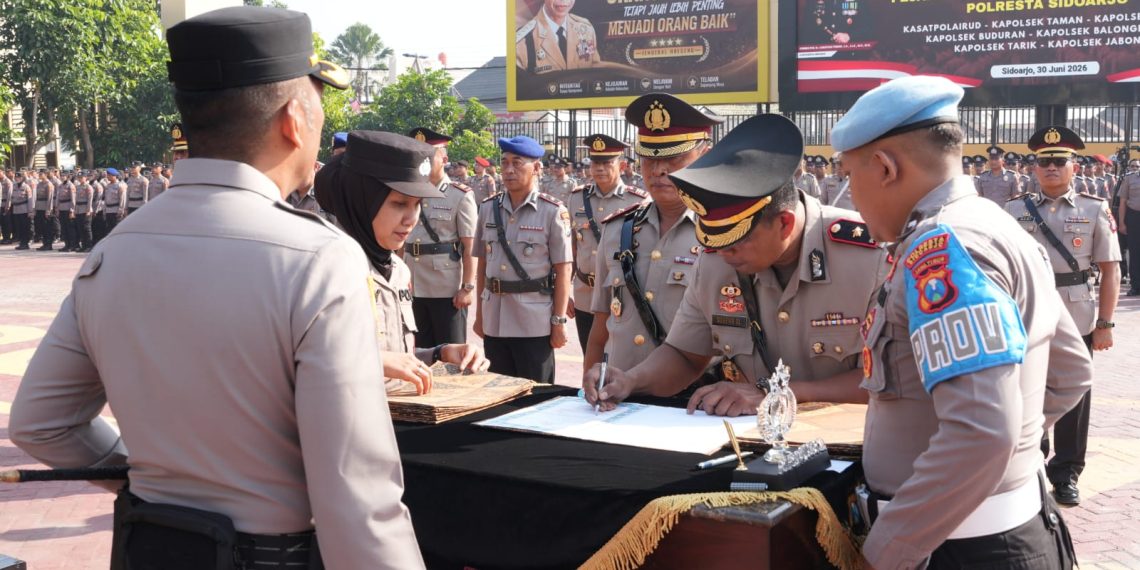 Kapolresta Sidoarjo Pimpin Upacara Sertijab Pejabat Utama, Kapolsek Jajaran dan Kenaikan Pangkat Anggota