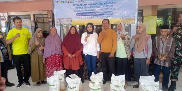Wabup Mimik Idayana Pastikan Bantuan Pangan Tepat Sasaran, 594 Keluarga Desa Gelam dan Balonggabus di Terima Beras dan Minyak Goreng