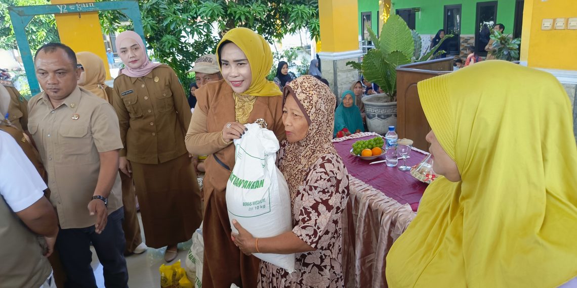 Wabup Mimik Idayana Salurkan Bantuan Pangan Ribuan Warga Tiga Desa di Wonoayu