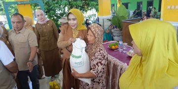Wabup Mimik Idayana Salurkan Bantuan Pangan Ribuan Warga Tiga Desa di Wonoayu