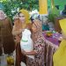 Wabup Mimik Idayana Salurkan Bantuan Pangan Ribuan Warga Tiga Desa di Wonoayu
