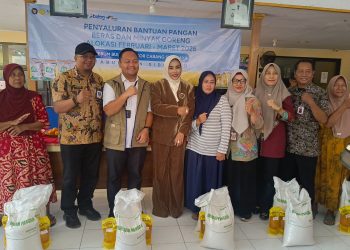 Wabup Mimik Idayana Salurkan Bantuan Pangan ke 1.040 Warga Dua Desa di Kecamatan Tanggulangin