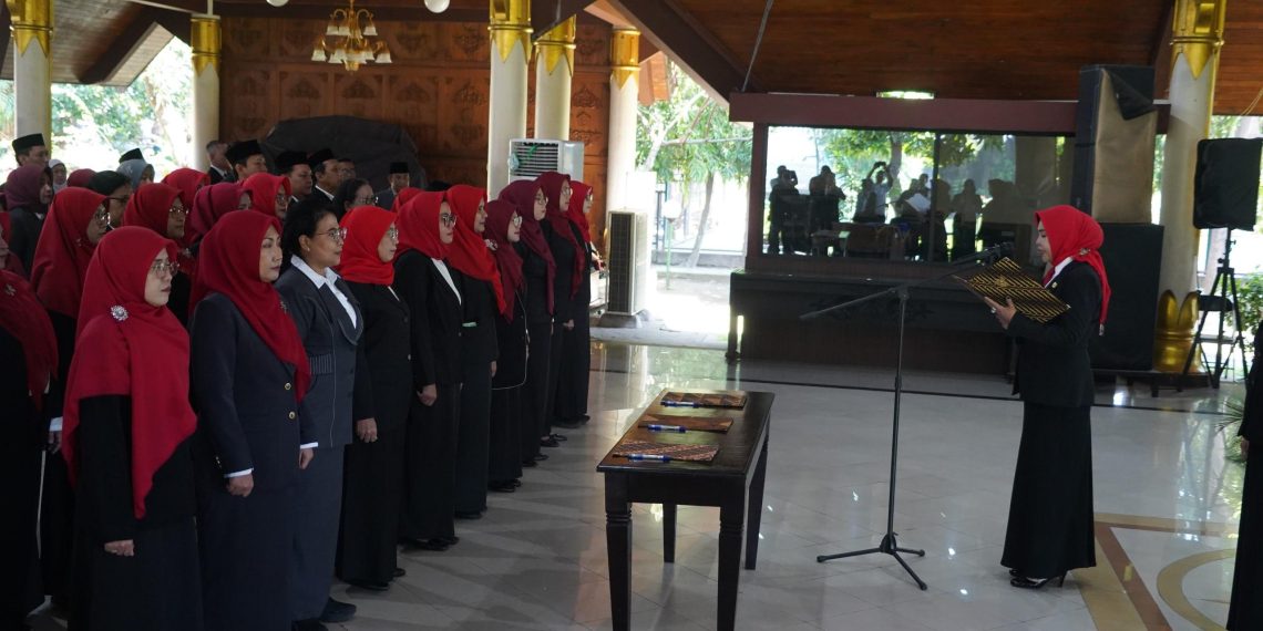 Wabup Mimik Idayana Lantik 29 Kepala Puskesmas, Tekankan Pelayanan Prima dan Penanganan HIV/AIDS
