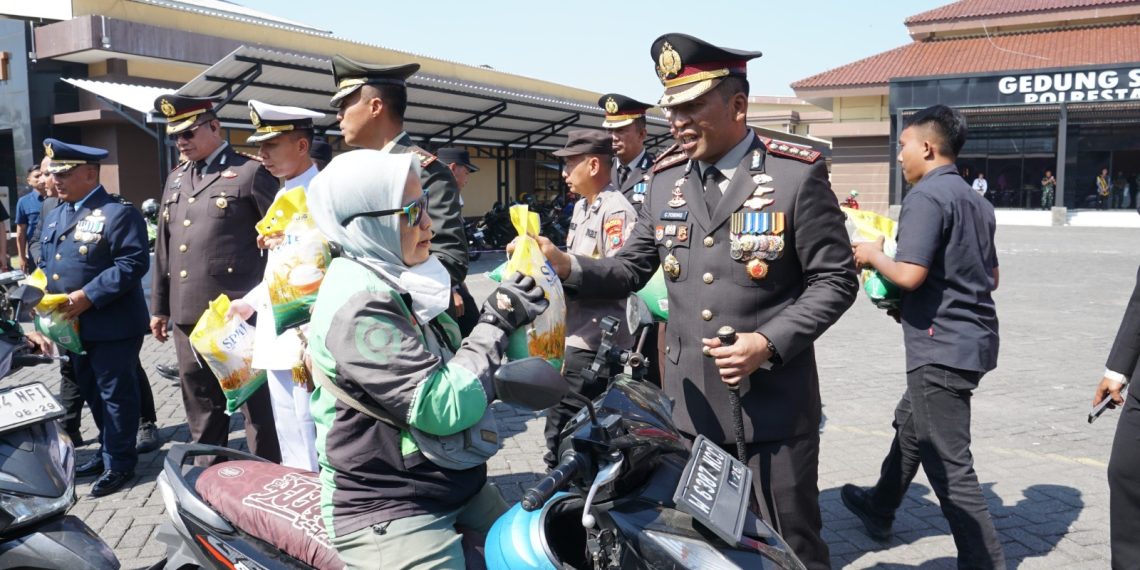 Hari Bhayangkara Ke-80, Polresta Sidoarjo Bagikan Beras untuk Warga