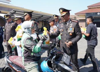 Hari Bhayangkara Ke-80, Polresta Sidoarjo Bagikan Beras untuk Warga