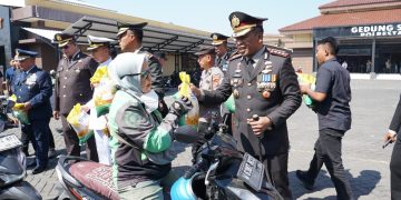 Hari Bhayangkara Ke-80, Polresta Sidoarjo Bagikan Beras untuk Warga