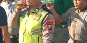 Bhabinkamtibmas Polsek Krian Takziah dan Antar Jenazah Warga