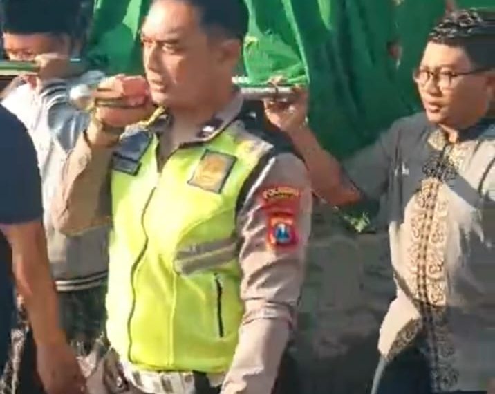 Bhabinkamtibmas Polsek Krian Takziah dan Antar Jenazah Warga