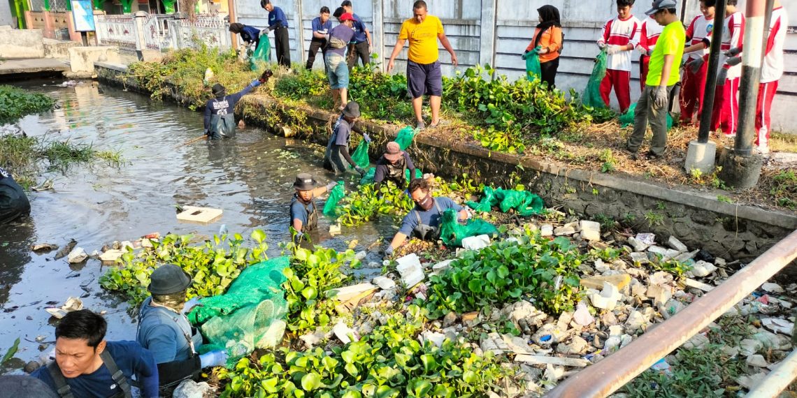 Peduli Kelestarian Lingkungan, Polsek Krian Dukung Aksi Bersih Sungai