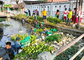 Peduli Kelestarian Lingkungan, Polsek Krian Dukung Aksi Bersih Sungai