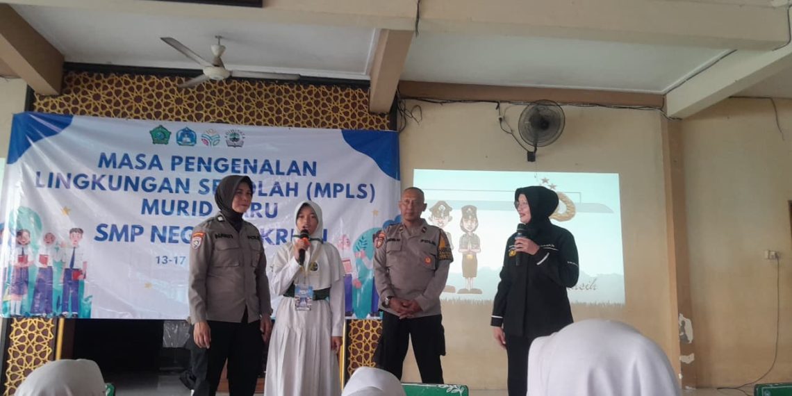 Cegah Perundungan, Polsek Krian Edukasi Bijak Bermedia Sosial kepada Siswa Baru SMPN 2 Krian