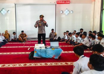 Cegah Bullying dan Love Scamming, Kapolsek Balongbendo Edukasi Bijak Bermedia Sosial ke Pelajar SMP