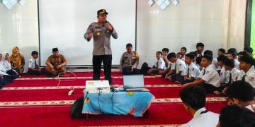 Cegah Bullying dan Love Scamming, Kapolsek Balongbendo Edukasi Bijak Bermedia Sosial ke Pelajar SMP