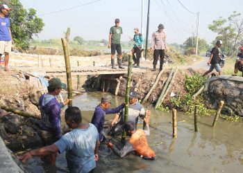 Warga Kedungbanteng Gotong Royong Pembangunan Jembatan Mak Mimik