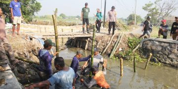 Warga Kedungbanteng Gotong Royong Pembangunan Jembatan Mak Mimik