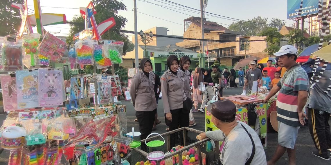 Pengamanan Humanis Polwan Polresta Sidoarjo di Car Free Day Alun-alun