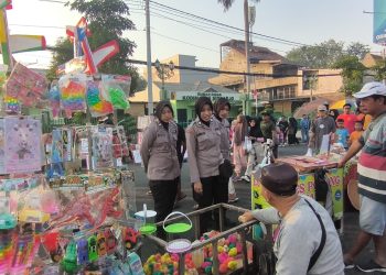 Pengamanan Humanis Polwan Polresta Sidoarjo di Car Free Day Alun-alun