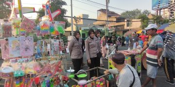 Pengamanan Humanis Polwan Polresta Sidoarjo di Car Free Day Alun-alun