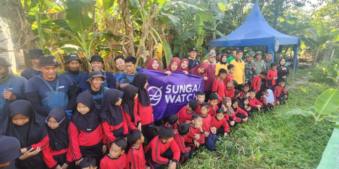 Kompak Peduli Lingkungan, Bersihkan Afvoer di Gedangan
