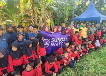 Kompak Peduli Lingkungan, Bersihkan Afvoer di Gedangan