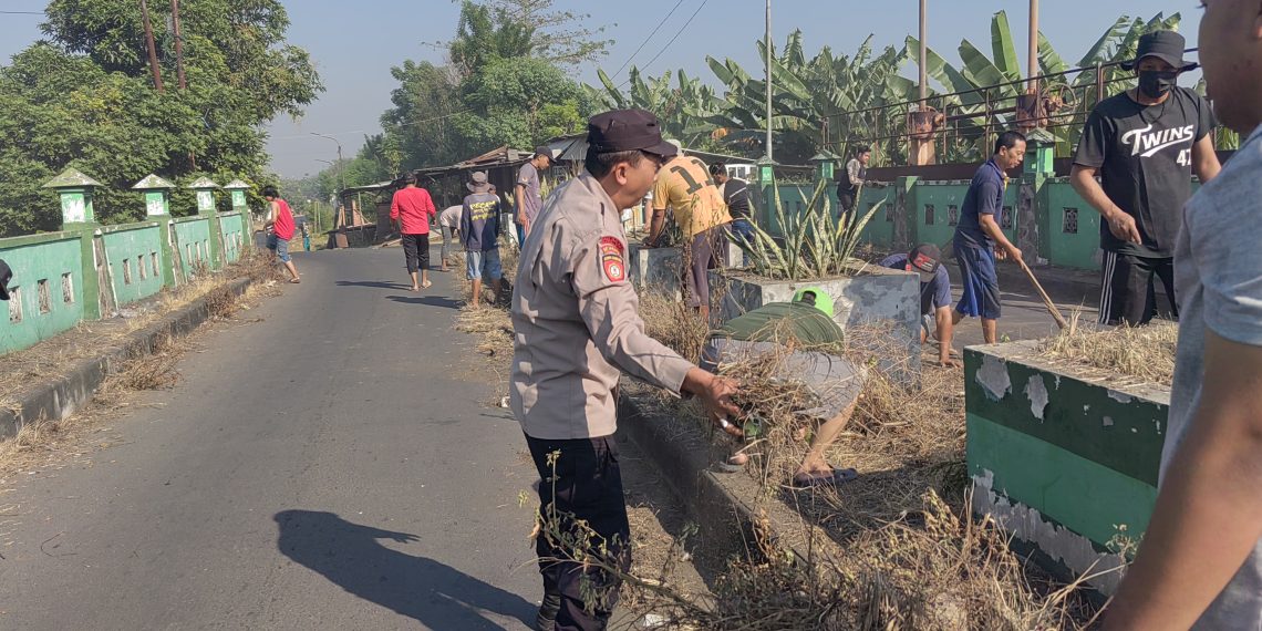 Bhabinkamtibmas Polsek Jabon Kerja Bakti Bersama Warga