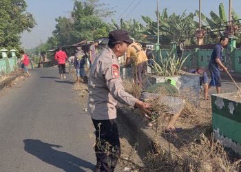 Bhabinkamtibmas Polsek Jabon Kerja Bakti Bersama Warga