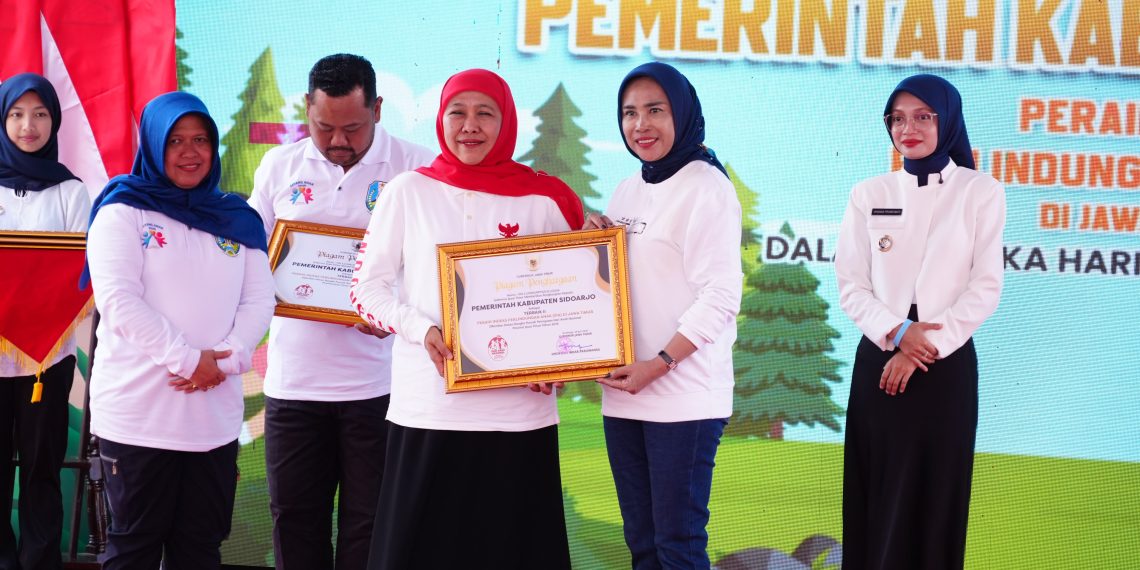 Pemkab Sidoarjo Raih Penghargaan Terbaik II Indeks Perlindungan Anak Jawa Timur, Gubernur Khofifah Serahkan ke Wabup Mimik Idayana﻿﻿