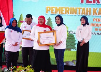 Pemkab Sidoarjo Raih Penghargaan Terbaik II Indeks Perlindungan Anak Jawa Timur, Gubernur Khofifah Serahkan ke Wabup Mimik Idayana﻿﻿