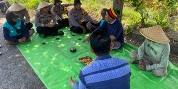 Dukung Ketahanan Pangan, Kapolsek Balongbendo Ajak Diskusi Petani Siapkan Panen Jagung