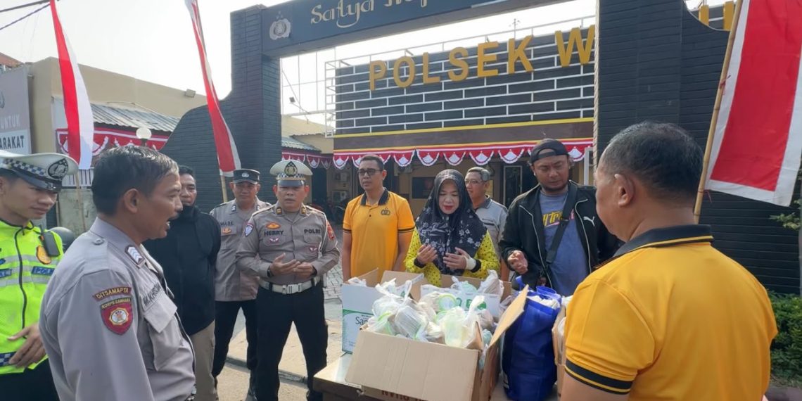Polsek Waru Gelar Jumat Berkah, Bagikan 150 Paket Makanan dan Minum Ke Pengguna Jalan