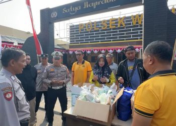 Polsek Waru Gelar Jumat Berkah, Bagikan 150 Paket Makanan dan Minum Ke Pengguna Jalan