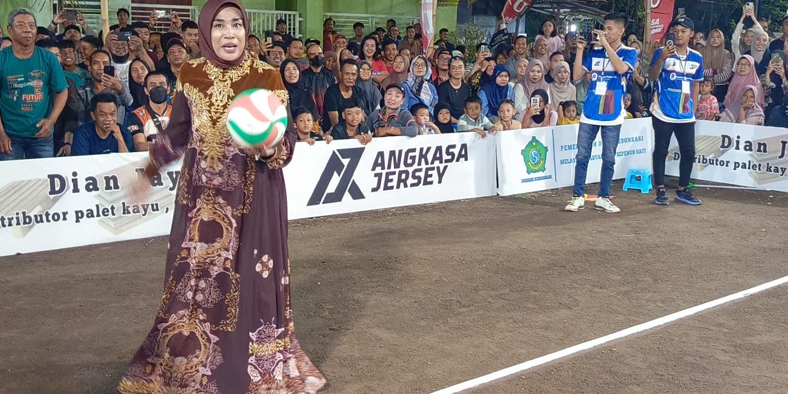 Buka Turnamen Bola Voli Kebonsari Cup 1, Wabup Mimik Idayana Sawer Penonton