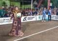 Buka Turnamen Bola Voli Kebonsari Cup 1, Wabup Mimik﻿ Idayana Sawer Penonton