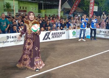 Buka Turnamen Bola Voli Kebonsari Cup 1, Wabup Mimik﻿ Idayana Sawer Penonton