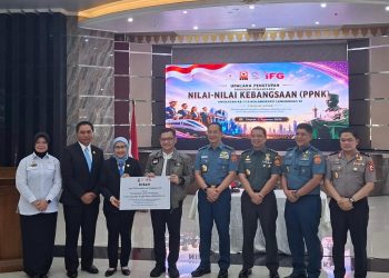 Lulus Diklat Lemhannas﻿, Ir Sugiono﻿ dan IKAL 119 Hibahkan Lampu Sorot LED Bandell﻿ untuk Lapangan  Tengah Kantor Lemhannas﻿