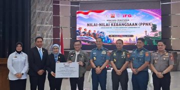 Lulus Diklat Lemhannas﻿, Ir Sugiono﻿ dan IKAL 119 Hibahkan Lampu Sorot LED Bandell﻿ untuk Lapangan  Tengah Kantor Lemhannas﻿