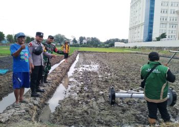 Bhabinkamtibmas Ketegan Kawal Tanam Padi Modern, Dukung Ketahanan Pangan Nasional