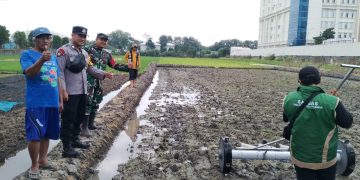 Bhabinkamtibmas Ketegan Kawal Tanam Padi Modern, Dukung Ketahanan Pangan Nasional