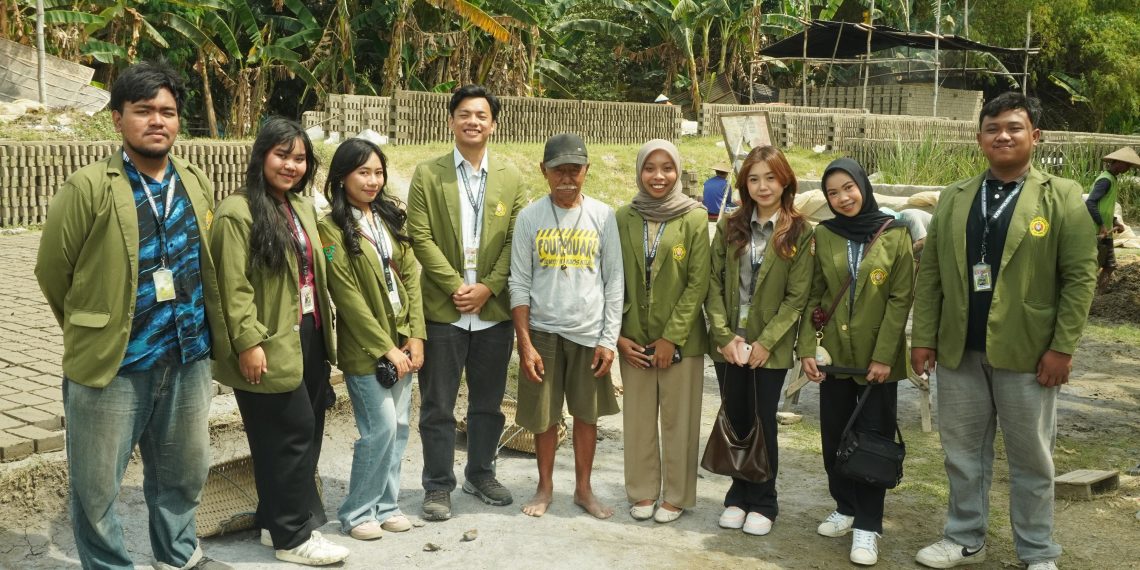 Mahasiswa KKN 21 UPN Veteran Jawa Timur Dorong Pengembangan UMKM Kelurahan Ledok Wetan Bojonegoro Melalui Program Spotlight UMKM