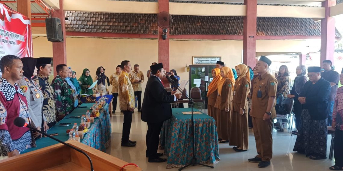 Lantik Empat Perangkat Baru Pemdes Semampir, Kades Lukman Mualim Tekankan Amanah dan Pelayanan Humanis